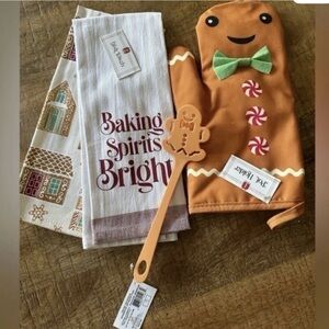 Target Gingerbread Christmas Potholder Oven Mitt Spatula
Kitchen Towels new